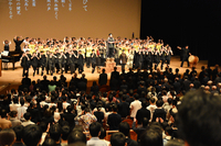 会場の手拍子に合わせて伝統の「自治を叫びて」を歌うステージ上の生徒たち