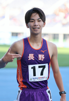 陸上少年男子A5000メートル競歩決勝　県高校新記録で優勝し笑顔を見せる小幡千尋