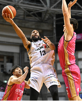 秋田―信州　第3クオーター、シュートを狙う信州・リー（中央）