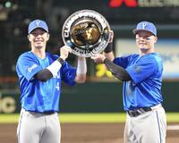 シャーレを手に記念写真に納まるDeNA・度会（左）と牧＝17日、甲子園
