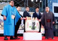 　大相撲バンコク公演に向けた記者会見で鏡開きをする生田目（左端）、高崎親方（中央）、翠富士（右端）＝17日、東京都港区の六本木ヒルズ
