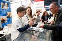 　「シアル・パリ2026」でホタテの加工品を紹介する水産加工会社の担当者＝17日、パリ郊外（共同）