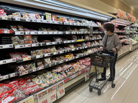 「クスリのアオキ稲荷山店」の売り場。食品などの品ぞろえを充実させている＝千曲市