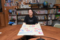 県知事賞を受けたポスター作品について話す後藤可菜さん＝8月26日、下伊那郡松川町のフリースクール「Hug」