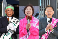 飯山市長選に立候補した新家智裕氏（写真㊨）、常田徳子氏（写真㊥）、江沢岸生氏（写真㊧）＝右から届け出順