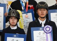 馬術少年団体障害飛越　7位入賞の表彰を受けた長町柚愛（左）と改賀佑奈