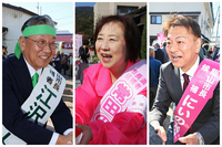 飯山市長選に立候補した新家智裕氏（写真㊨）、常田徳子氏（写真㊥）、江沢岸生氏（写真㊧）＝右から届け出順