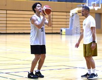 開幕前からフラベル監督（右）とマンツーマンでシュート練習に取り組んできた信州のトビン