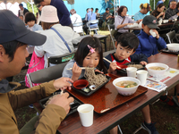 「行者そば祭り」で新そばを味わう親子連れ