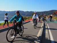 諏訪湖畔を自転車でスタートする参加者＝岡谷市