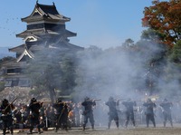 火縄銃で空砲を放つ松本城鉄砲隊