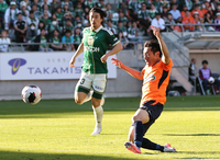 AC長野―松本山雅　前半30分、藤川のクロスに飛び込み、勝ち越しゴールを決めるAC長野・近藤（右）