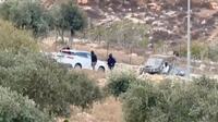 　襲撃された現場に止まる車両＝17日、ヨルダン川西岸タイベ（Emad　Diab提供、ロイター＝共同）