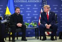 　米ニューヨークで会談するトランプ大統領（右）とウクライナのゼレンスキー大統領＝9月（ゲッティ＝共同）