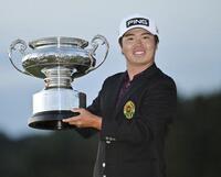 　日本オープン選手権で優勝した細野勇策＝タラオCC