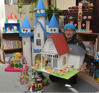 イベントで使う手作りの模型などを披露する矢野さん