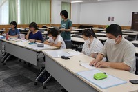 日本語教室で試験勉強をする夜勤明けの外国人ら＝箕輪町