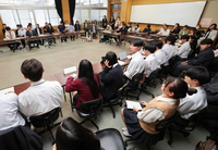 生徒（手前）、教職員（左奥）、保護者（右奥）が集まった三者協議会＝9月11日、辰野町の辰野高校