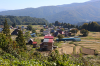 屈指の豪雪地帯として知られる羽広山集落＝18日午前10時44分、飯山市一山
