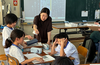 小岩井教諭の助言を受けながら見出しを考える子どもたち