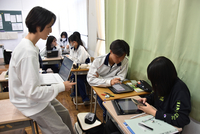 自分の選んだ研究テーマについて、先生と相談しながら今後の探究について考える生徒たち＝8日、佐久市の野沢南高校