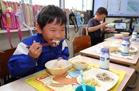 マツタケご飯を味わう豊丘南小の児童たち