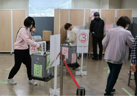 飯山市長選、市議選の期日前投票をする有権者