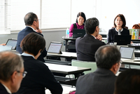 行政のジェンダー主流化について語る大崎氏（右上）＝19日、県庁