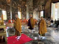 ワット・スタットで読経する善光寺一山の僧侶＝19日、バンコク（本社　赤羽佳奈子撮影）