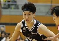 信州―名古屋D　第1クオーター、名古屋Dの斎藤（右）と競り合う信州・小栗