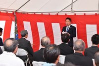 起工式であいさつする山浦正貴社長＝19日、安曇野市穂高北穂高