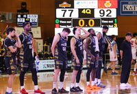 信州―名古屋D　今季初の平日夜開催ホーム試合を5連敗で落とし、肩を落とす信州の選手たち