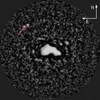 　小惑星「ニサ」（中央）とその衛星（矢印）（研究チーム提供）