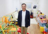 　研究室の開一夫教授
