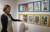 　企画展で展示されている欧州の漫画家が描いた作品について解説する☆（マダレに臾）水敬さん＝2026年9月、京都市の京都国際マンガミュージアム