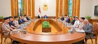 　エジプト国防評議会に臨むシシ大統領（中央奥）＝18日、カイロ（エジプト大統領府提供・ロイター＝共同）