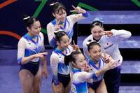 女子予選の演技を終え写真を撮る杉原愛子(上)ら=ロッテルダム(共同)