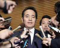 　14日、農相を辞任し記者団の取材に応じる簗和生氏＝首相官邸