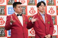 　キングオブコントで優勝し、記者会見するお笑いコンビ「ジェラードン」のアタック西本（左）とかみちぃ＝東京都港区