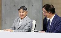愛知・名古屋アジアパラ大会の卓球競技を観戦される天皇陛下。右手前は愛知県の大村秀章知事=19日午前、豊田市のスカイホール豊田(代表撮影)