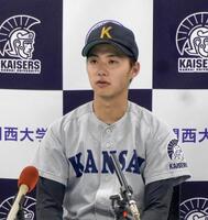 　取材に応じる関大の米沢友翔投手＝19日、大阪府吹田市