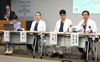 　記者会見する静岡県立こども病院の医師ら＝19日午後、静岡市