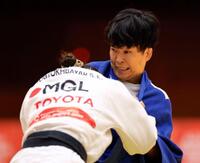女子52キロ級(全盲)決勝 モンゴル選手(手前)を攻める半谷静香。金メダルに輝いた=愛知県武道館