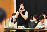 会合で発言する小木曽さん（中央）。三者協議会について、さまざまな人の意見を聞きたいと思っている＝9月11日、辰野町の辰野高校