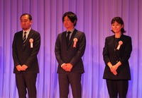 新聞広告賞の贈賞式で紹介を受ける小川雅広・本社営業部社員（中央）ら＝19日、東京都千代田区