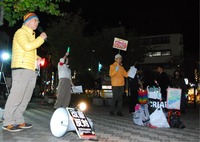 松本駅前で反戦や改憲反対を訴えるデモの参加者＝19日午後7時15分、松本市