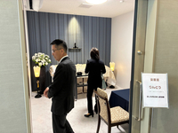 安置室を見学する式典参加者ら