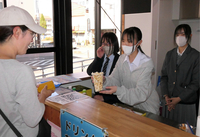 ポップコーンを販売する生徒たち