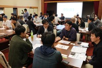 グループに分かれて交流する経営者
