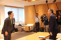 県庁を訪れた木村知事（左）を迎える阿部知事＝20日、県庁